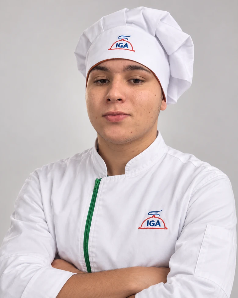 André usando uniforme branco e toque de chef com identificação IGA.
