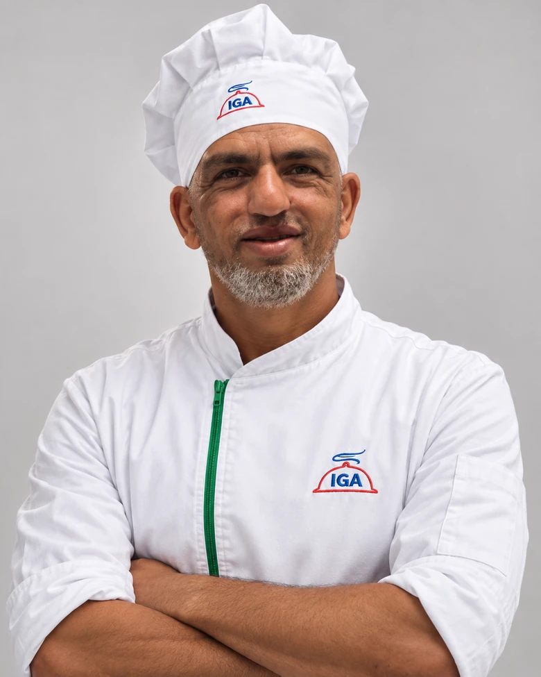 Firmino usando uniforme branco e toque de chef com identificação IGA.